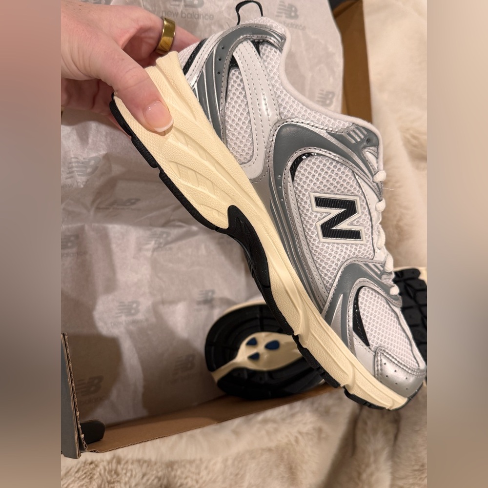 New Balance 530 - Silver and Black Running Shoes - Picture 6 of 8